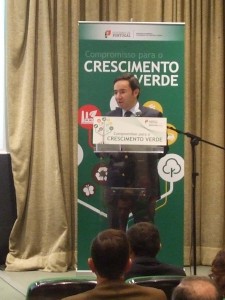 Ministro Jorge Moreira da Silva a apresentar o Compromisso para o Crescimento Verde no evento realizado no auditório do CNEMA em Santarém no dia 28 de Novembro de 2014 sobre a área temática da Agricultura e floresta