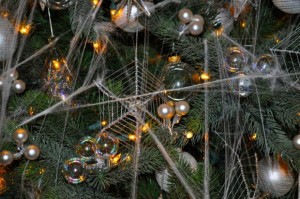 Estes são alguns dos enfeites presentes nas árvores de Natal ucranianas