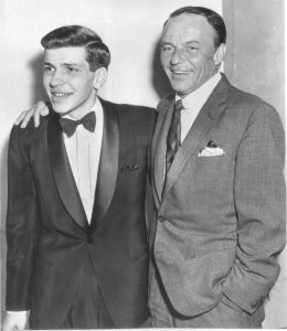 Frank Sinatra e o seu filho Frank, Jr. 